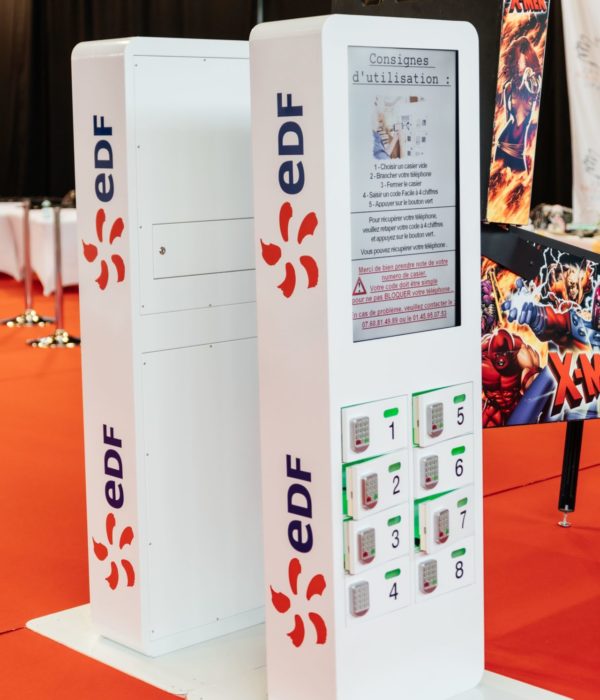 Borne de recharge pur téléphone au congrès de l'énergie